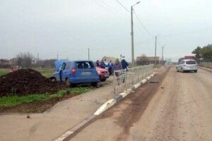 12-річний хлопчик за кермом легковика збив велосипедиста, розтрощив автівки і паркан