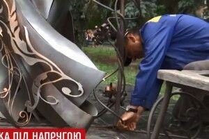 У Житомирі лавочка вдарила струмом чоловіка, який присів відпочити 