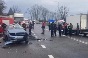 На Львівщині автівку зім'яло у ДТП: загинула жінка з 14-річною дитиною дочкою
