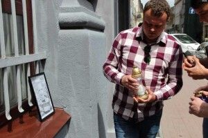 У Львові біля управління поліції запалили лампадки в пам’ять про вбитого хлопчика
