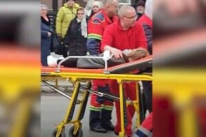 У Луцьку автівка збила маму з дитиною на переході (Відео)