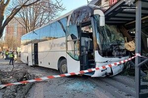 Моторошна ДТП: пасажирський автобус зіткнувся з чотирма авто (Відео)