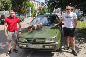 Приганяють і ремонтують: волинські волонтери передали військовим ще шість авто