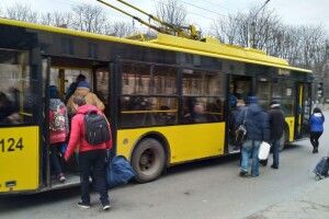 Пасажир побив водія тролейбуса, бо той не зупинився у потрібному місці (Фото)