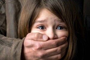  Пропонував свою 11-річну доньку для секс-розваг: чоловіка судитимуть