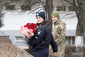 В Одесі військовий зробив пропозицію дівчині-патрульному на ранковому шикуванні  