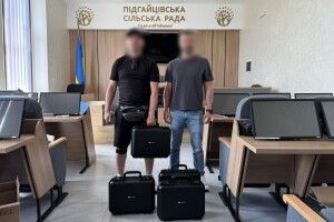 Громада на Волині передала партію квадрокоптерів воїнам-землякам