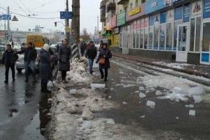 Дівчинка, яку травмувала крижана брила, - у комі