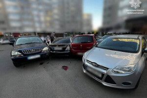 40-річна водійка Lexus вчинила ДТП із трьома припаркованими авто у Луцьку 