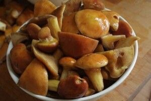 Троє дядьків отруїлися, закусуючи консервованими маслюками