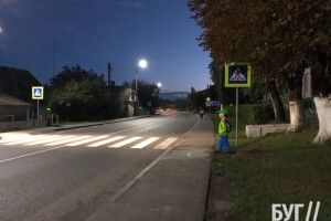 У місті на Волині на узбіччях доріг пластикові діти стоять
