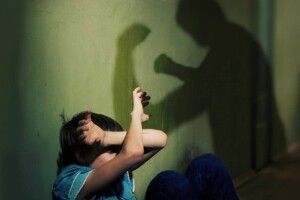 На Волині вчитель у жіночій роздягальні побив семикласника до черепно-мозкової травми: його судили
