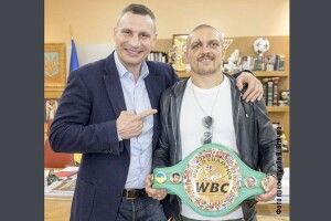 Кличко-старший подарував Усику чемпіонський пояс WBC