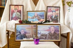 Портрети загиблих воїнів подарувала їхнім родинам