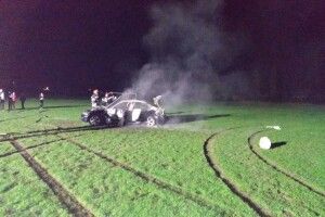 На Рівненщині посеред футбольного поля згоріла іномарка