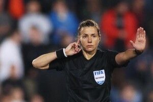 Українка Катерина Монзуль стала першою жінкою-арбітром, яка відсудила матч збірної Англії