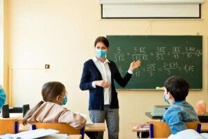 В Україні можуть ввести обов'язкову COVID-вакцинацію вчителів