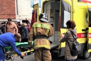 Чоловік з плакатом «З днем народження, Путін!» підпалив себе в Петербурзі (Відео моменту 18+)