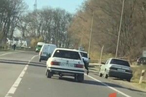 Небезпечне місто: У Луцьку пасажир махав пістолетом з вікна автівки (Відео)