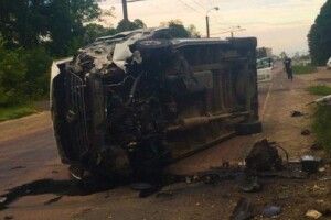 Неуважний лучанин влетів у бетонний вказівник на Рівненщині: від удару бус перекинувся