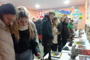 Війна в деталях: у Любешові відкрили виставку з уламків ворожих снарядів та ракет (Фото)