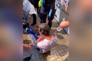 У центрі Києва під час параду до Дня Незалежності України чоловік намагався спалити себе