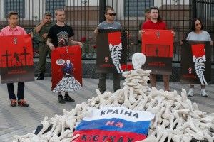 «ЧС на кістках»: біля російського посольства в Києві відбулася яскрава акція протесту 