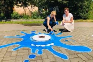 У Здолбунові каналізаційні люки перетворилися на котиків та черепашок (Фото)