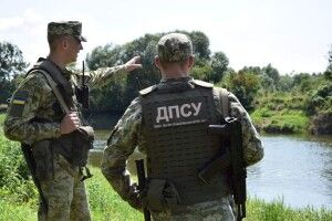Відчайдушні нелегали одягненими кинулися у Західний Буг (Фото)