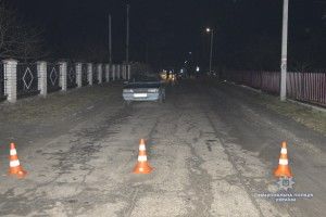 На Волині 62-річного чоловіка, який лежав на дорозі, переїхав автомобіль