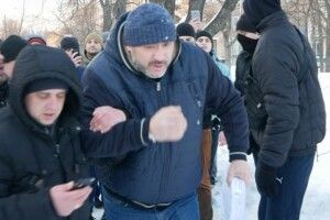 Плювалися й копали – Крисіна вкрай недружньо зустріли на виході із суду