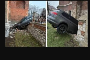 У центрі Кракова п’яний українець на авто проломив огорожу церкви XIV століття