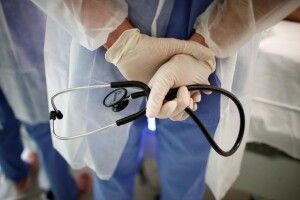 Струс мозку та важкі тілесні ушкодження: чоловік побив лікарку за відмову підписати з ним декларацію  