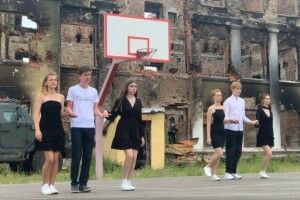 Харківські випускники станцювали вальс серед руїн своєї школи (Відео)