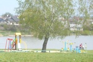 Нововолинські волонтери прибрали територію навколо озера