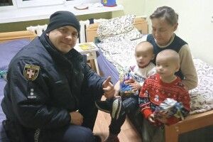 У Новорічну ніч поліцейський офіцер громади привіз малечі подарунки... у лікарню (Фото)