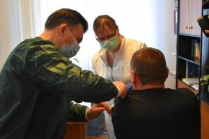 У Волинській ОДА почали щеплювати працівників бустерною дозою вакцини від COVID-19