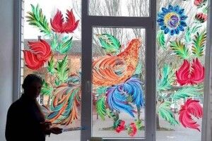 На вікнах ліцею з’явився дивовижний розпис (Фото)