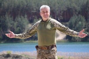 Герой з Волині, який захищає Україну на фронті, чекає Перемогу, щоб традиційно сфотографуватися сім’єю у вишиванках