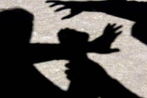 На Волині жінка неподалік бару побила двох неповнолітніх дівчат: їй винесли вирок