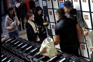 У Луцьку двоє дівчат вкрали з камери схову в гіпермаркеті чужі речі (Фото) 