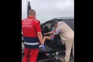 На Рівненщині сталася ДТП: дівчину затисло в салоні (Відео)