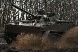 Під Києвом росіяни на танках знищили місцеве кладовище 