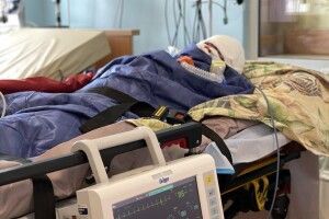 Попереду операції і пересадка шкіри: 7-річного хлопчика, який постраждав від удару у Вінниці, відправили до Німеччини (Фото, відео)