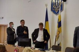 Руки в боки: голова Рівненської ОДА в зневажливій позі слухав Гімн