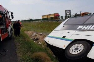 У Польщі туристичний автобус злетів у кювет: 2 пасажирів загинуло, майже 30 - поранені