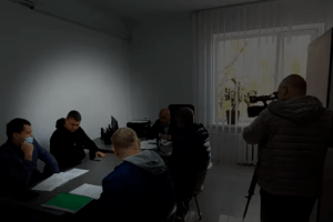 У Рівному депутат несподівано отримав по голові на нараді (Відео)  