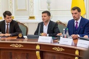 Українці почали гірше ставитися до Зеленського, Гончарука і Разумкова