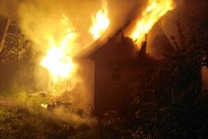 Через пожежу в господарчій будівлі на Рівненщині ледь не згоріла хата