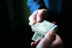 На Волині судимить посадовця, який вимагав тисячу доларів хабаря